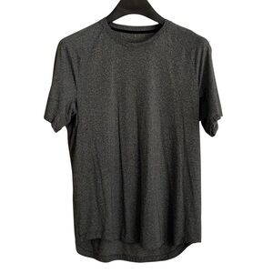 lululemon athletica men’s Size XL heather grey short sleeve t-shirt. Curved hem.
